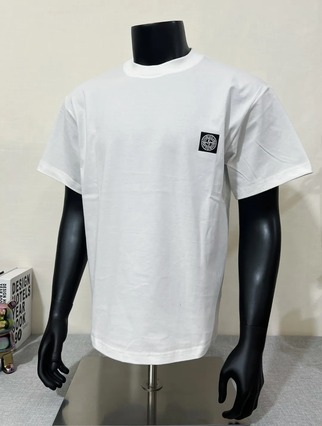 P140 Stone Island/Stone Island classic official website is on sale; small logo embroidery and pressed round neck short-sleeved T-shirt, strictly control the size of the logo, neat and clear letters, and the details are consistent with the original version; the original 240g double yarn 100% cotton fabric is selected; the upper body is simple, beautiful and very durable, with three-needle stitching and high-standard workmanship, with complete three-label details, high-temperature washing, soft fabric, better breathability, no shrinkage or deformation after washing, versatile style Match as you like, European size version, colors: black, dark gray, lilac gray, white; sizes XS-L, (L can wear up to 200 pounds)